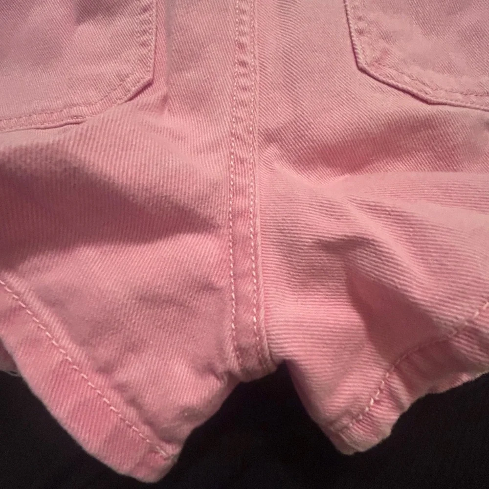 Women’s size One, pink shorts no boundaries button and zip with stretchy waist.
